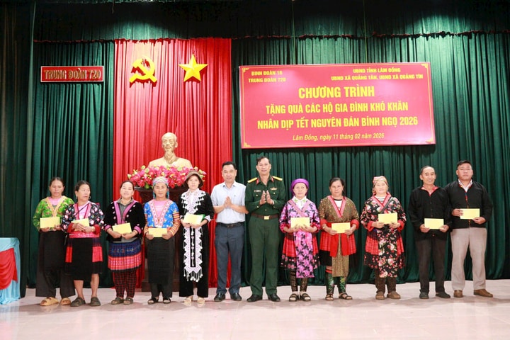 Trao 700 phần quà cho các hộ gia đình khó khăn