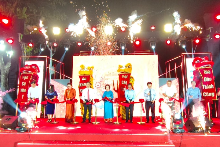 Khai mạc Hội hoa xuân Phú Mỹ Hưng, chợ hoa Tết Bình Đông