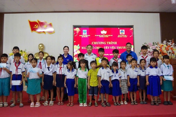 Tặng quà cho học sinh nghèo có hoàn cảnh khó khăn