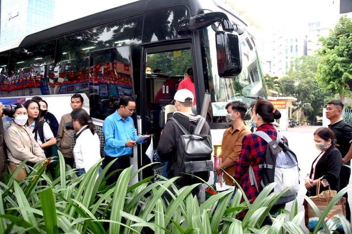 Xúc động trước giờ “Chuyến xe Công đoàn” lăn bánh