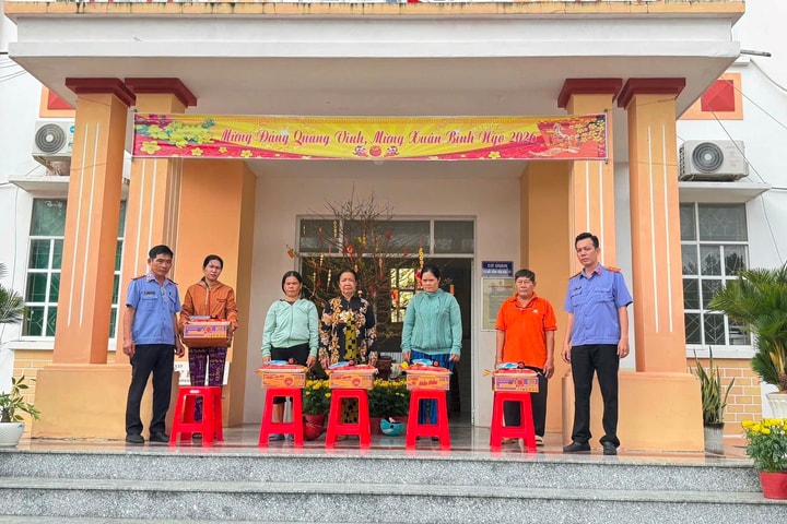 VKSND khu vực 13- Cần Thơ trao quà Tết cho người nghèo