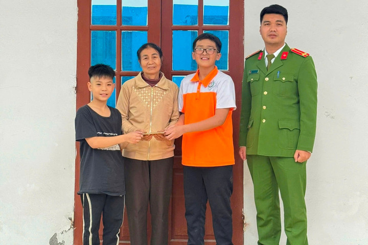 Biểu dương 2 học sinh nhặt được tài sản trả lại người đánh mất