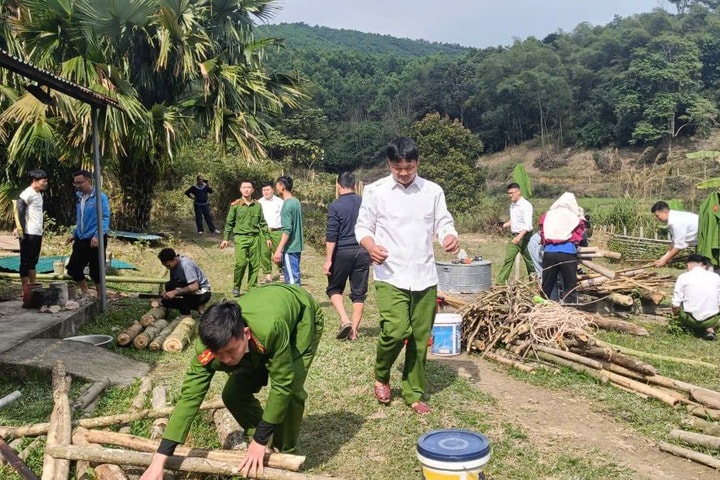 Công an cơ sở chung tay chăm lo Tết cho người dân