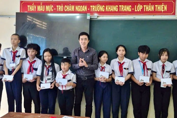 Báo Công lý tặng quà Tết cho học sinh nghèo xã Đông Hải
