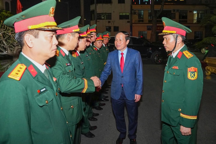 Thành ủy Hải Phòng thăm các đơn vị làm nhiệm vụ trong đêm Giao thừa Tết Nguyên đán
