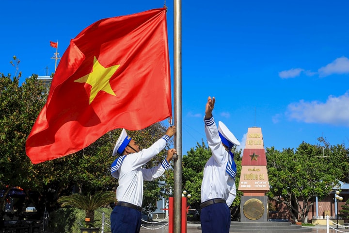 Xúc động Lễ chào cờ đầu năm mới tại các đảo nơi đầu sóng ngọn gió