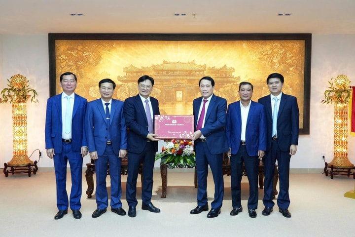 Lãnh đạo Bộ Công an và thành phố Huế thăm, chúc Tết lực lượng Công an