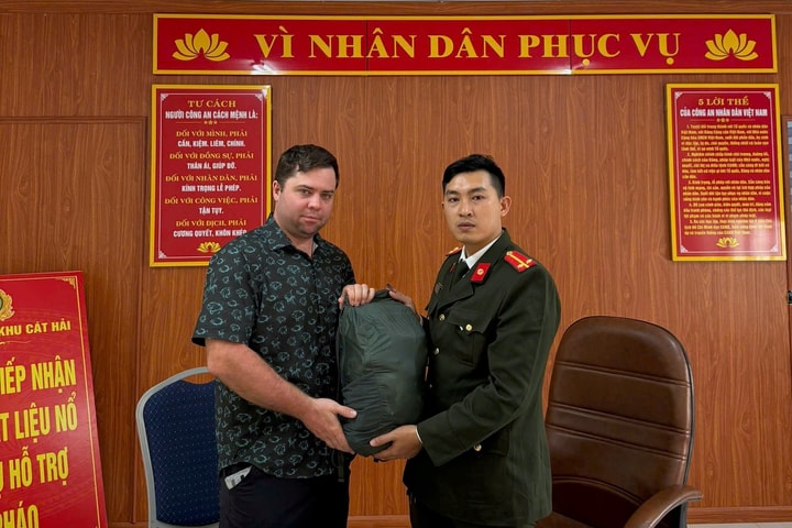 Du khách Canada xúc động khi nhận lại tài sản thất lạc tại Cát Hải