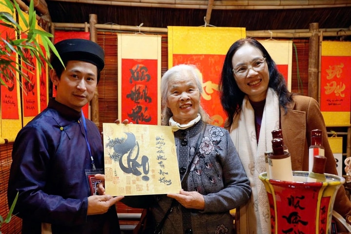 Nét đẹp xin chữ đầu xuân tại Văn Miếu - Quốc Tử Giám