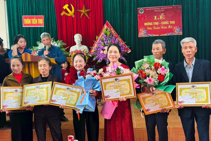 Ấm áp lễ mừng thọ đầu xuân – Tôn vinh vẻ đẹp “cây cao bóng cả”