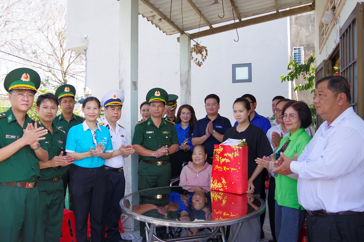 TPHCM: “Xuân Biên phòng ấm lòng dân bản” chăm lo cho người dân hơn 2 tỷ đồng