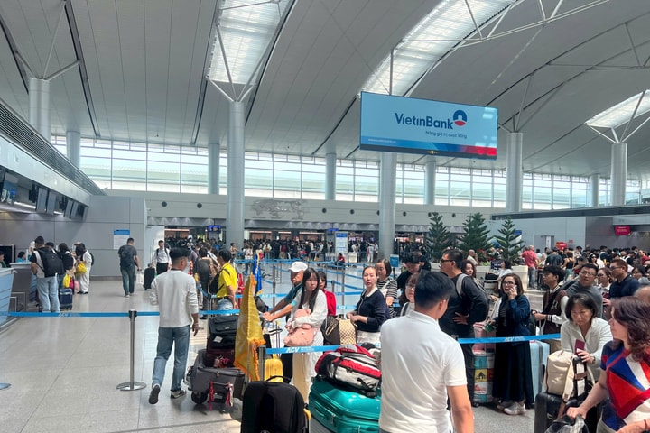 Mùng 5 Tết, sân bay Tân Sơn Nhất khai thác hơn 1000 chuyến bay