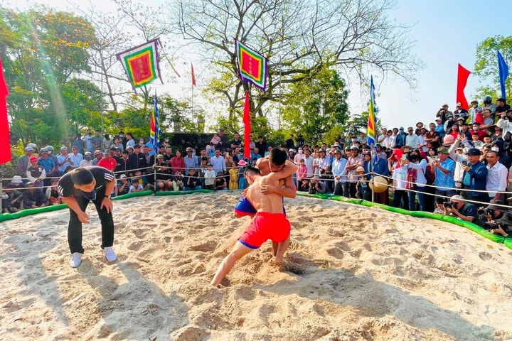 Tưng bừng hội vật làng Thủ Lễ