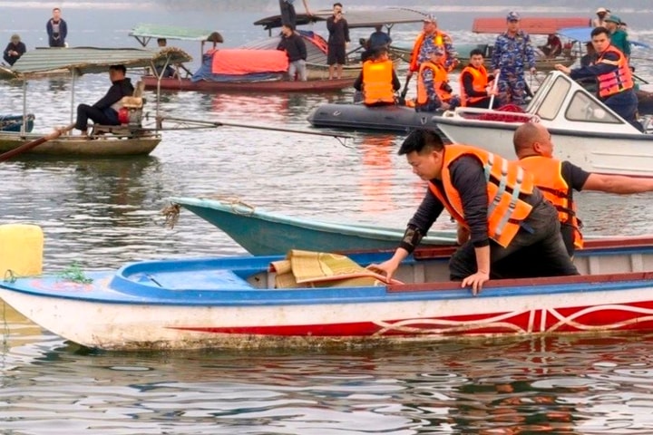 Vụ lật tàu trên hồ Thác Bà: Đưa 6 thi thể nạn nhân vào bờ