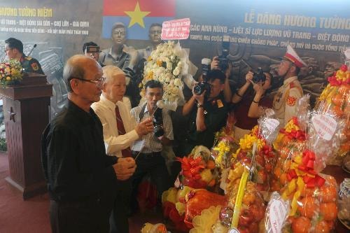 Dâng hương, dâng hoa các anh hùng liệt sĩ hy sinh trong mùa Xuân Mậu Thân  1968