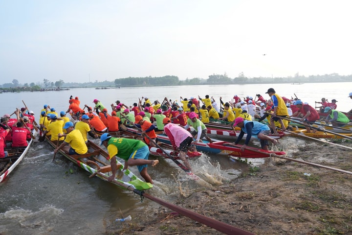 Rộn ràng lễ hội đua ghe truyền thống trên sông Đại Giang