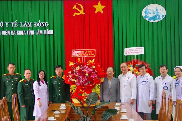 Bộ Chỉ huy Quân sự tỉnh Lâm Đồng thăm, chúc mừng các cơ sở y tế