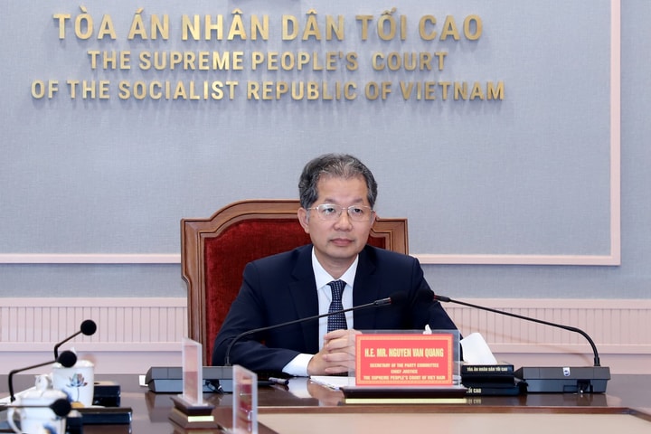 Chánh án Nguyễn Văn Quảng thảo luận với chuyên gia Anh về Tòa án chuyên biệt tại Trung tâm tài chính quốc tế