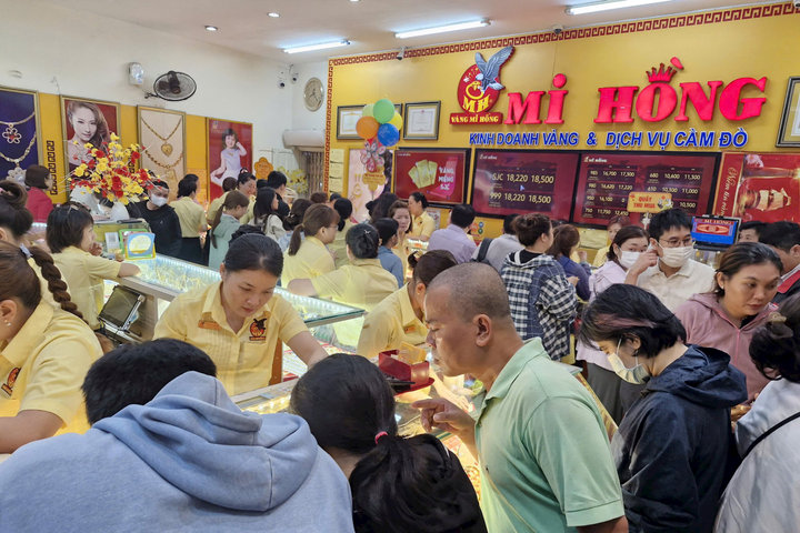 Người dân TP.HCM tấp nập mua vàng, cá lóc trong ngày vía Thần tài