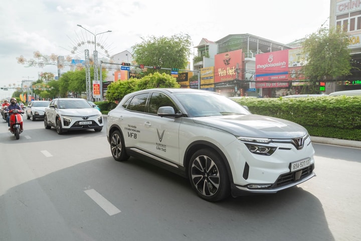 Chớp cơ hội “mua 4 bánh trúng 2 bánh” khi chốt VinFast VF 8