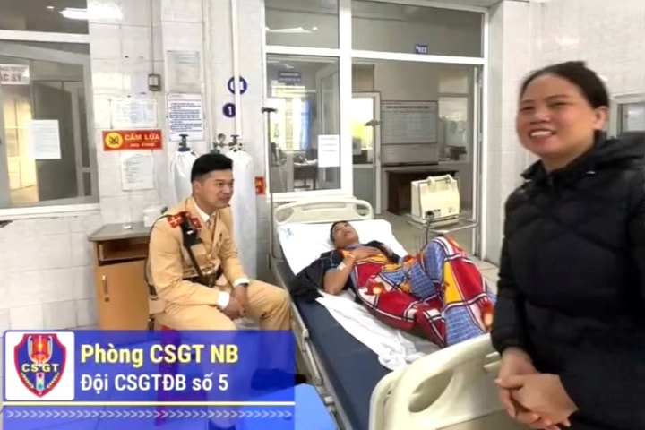 CSGT dùng xe chuyên dụng đưa bệnh nhân đột quỵ đi cấp cứu kịp thời