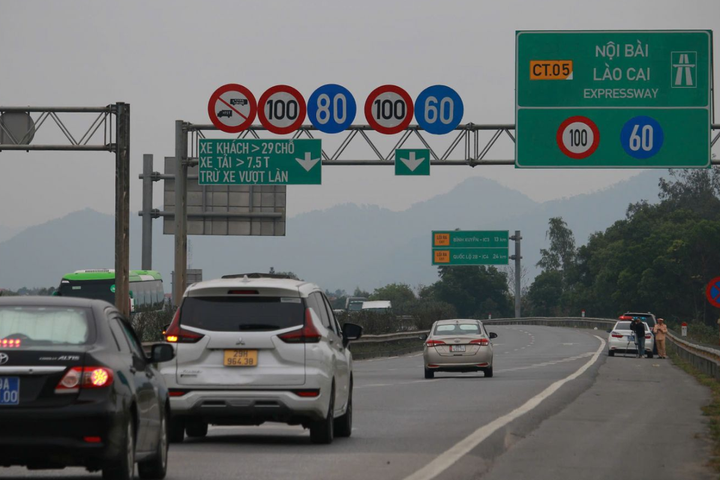Vì sao Hà Nội khôi phục đèn tín hiệu tại nút giao Quốc lộ 2 – cao tốc Nội Bài – Lào Cai?