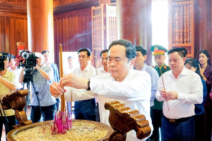 Chủ tịch Quốc hội Trần Thanh Mẫn dâng hương tại Khu Di tích quốc gia đặc biệt Kim Liên