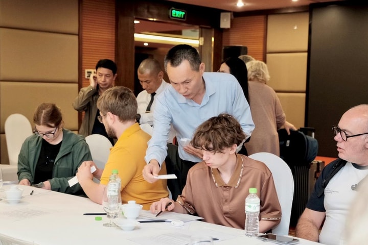 Khẩn trương hỗ trợ du khách mất giấy tờ, tài sản sau vụ cháy tàu trên vịnh Hạ Long