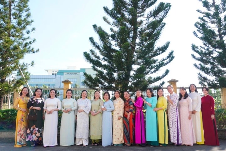 Nữ cán bộ TAND hai cấp TP Cần Thơ hưởng ứng “Tuần lễ áo dài”