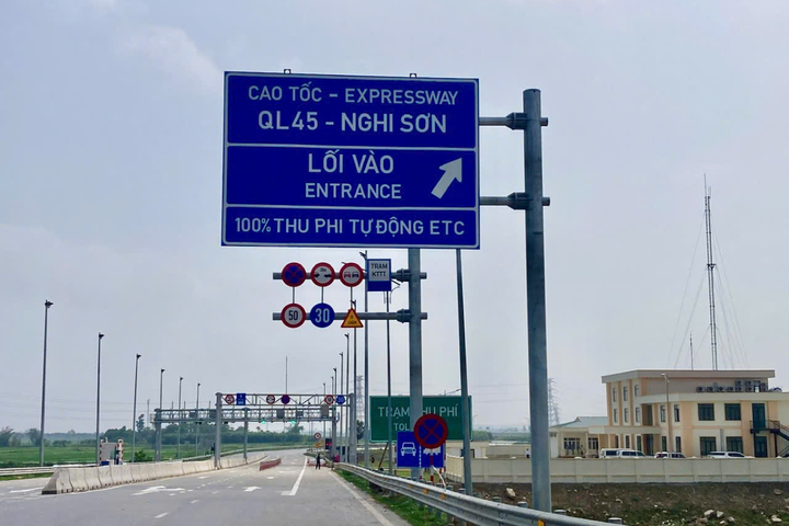 Thu phí không dừng trên 5 đoạn cao tốc Bắc – Nam: Hơn 10.000 lượt xe qua trạm chỉ sau một đêm