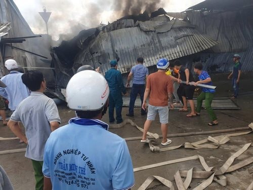 An Giang: Cháy lớn tại cửa hàng bán ống nhựa