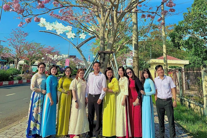 Nữ cán bộ TAND khu vực 6 – Cần Thơ duyên dáng bên con đường hoa kèn hồng