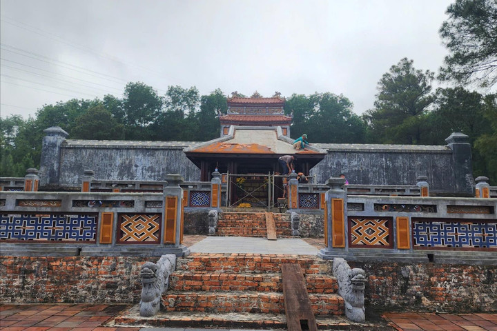 Chính thức tháo dỡ 'nhà hoàng ốc' trước lăng Hoàng Thái hậu Từ Dụ