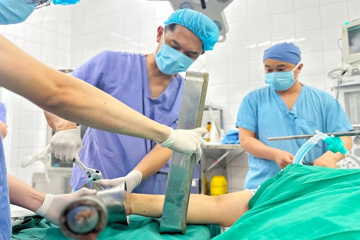 Bị cuốn tay vào máy xay thịt khi nấu ăn, người phụ nữ phải cắt cụt tay