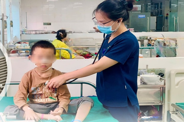 Bé trai 8 tuổi bị ngộ độc do uống nhầm bột thông cống