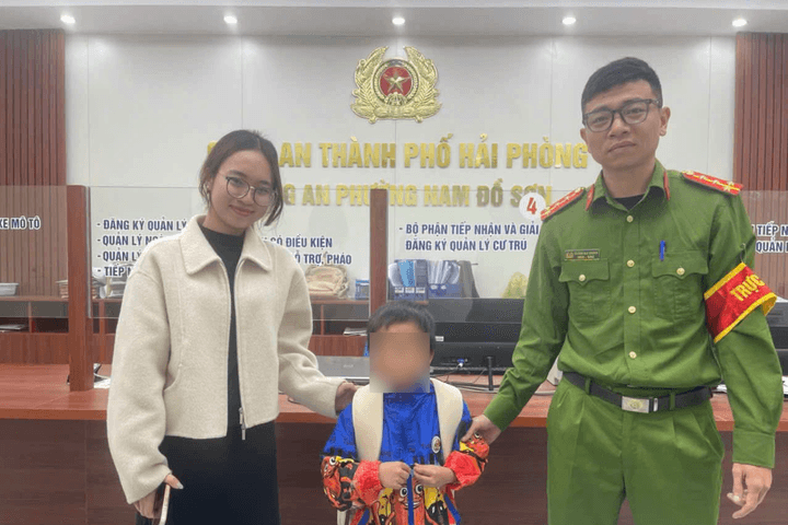 Kịp thời hỗ trợ bé trai hoàn cảnh khó khăn đi lạc tại khu dân cư