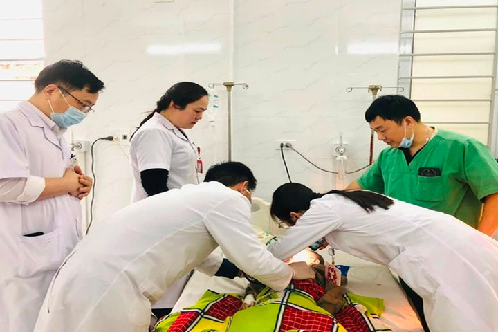Bé trai nguy kịch vì hóc hạt nhãn