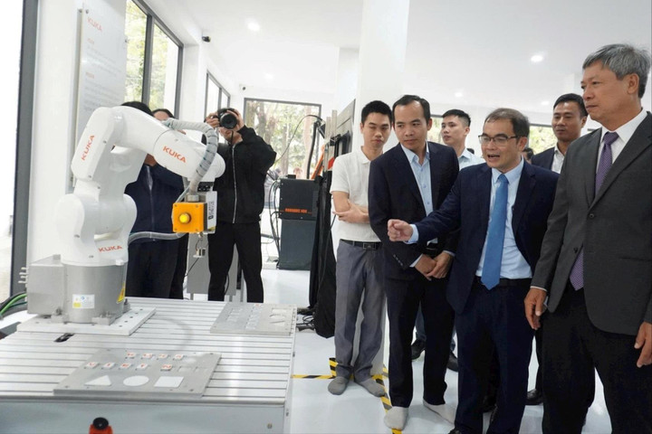 Ra mắt Trung tâm đào tạo, nghiên cứu và phát triển ứng dụng Robot công nghiệp và trí tuệ nhân tạo