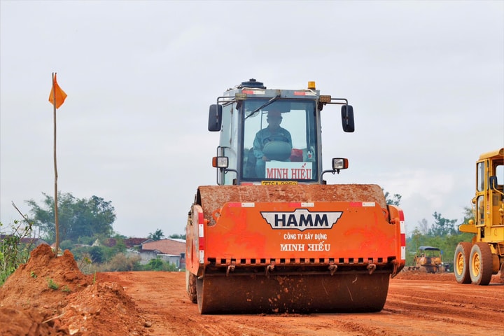 Cận cảnh công trường cao tốc Quy Nhơn - Pleiku thi công “3 ca 4 kíp”