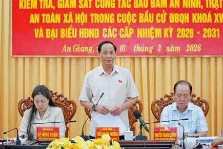 Phó Chủ tịch Quốc hội Trần Quang Phương kiểm tra công tác bầu cử tại tỉnh An Giang