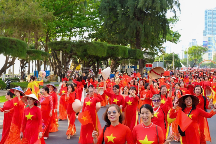 Khánh Hòa: Hơn 3.000 phụ nữ đồng diễn dân vũ, diễu hành áo dài