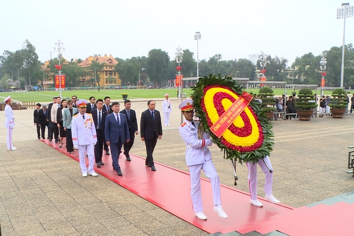 Chánh án Tòa án tối cao Mông Cổ vào Lăng viếng Chủ tịch Hồ Chí Minh, thăm khu di tích