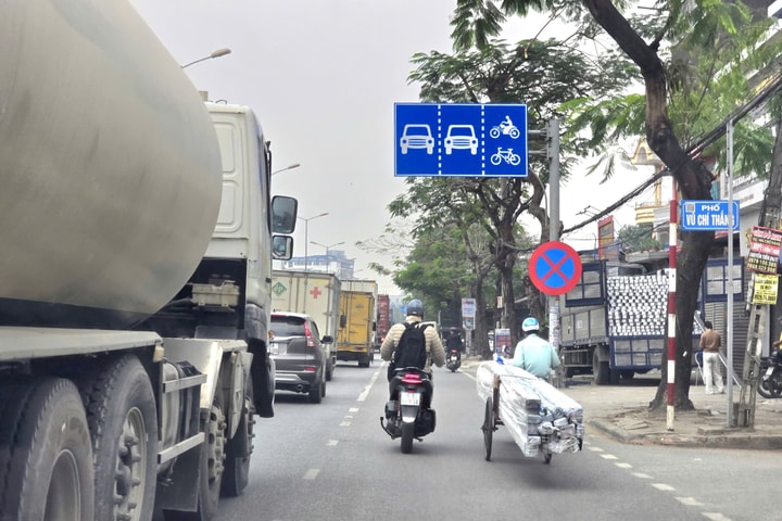 Phòng CSGT Hải Phòng cảnh báo tai nạn giao thông liên quan đến người đi bộ tập thể dục
