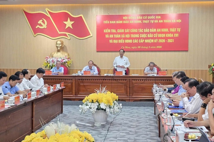Phó Chủ tịch Quốc hội Trần Quang Phương kiểm tra công tác bầu cử tại tỉnh Cà Mau