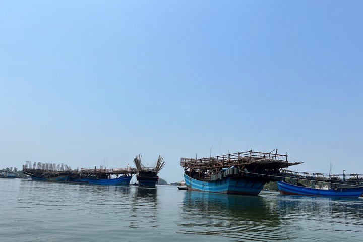 Vụ hai tàu cá hỏng máy, thả trôi giữa biển: Một tàu đã vào bờ an toàn