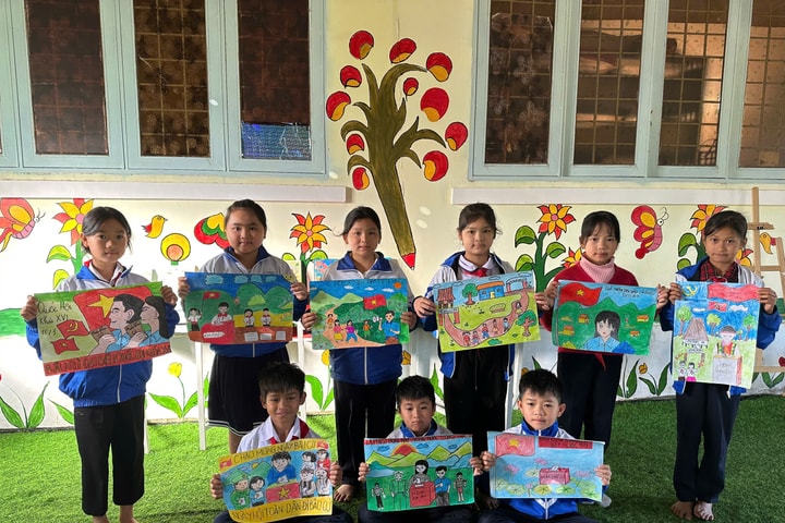 Học sinh đồng bào Xơ Đăng vẽ tranh cổ động hướng về ngày bầu cử