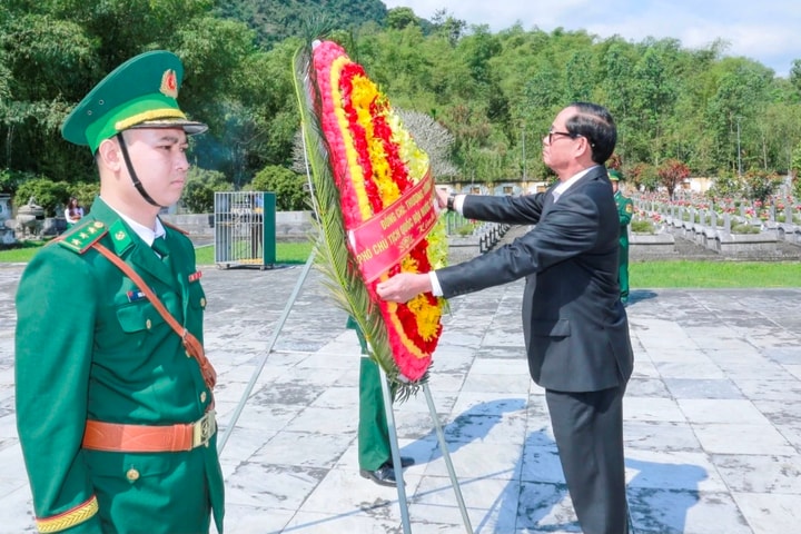 Phó Chủ tịch Quốc hội Trần Quang Phương dâng hương tại Nghĩa trang Quốc tế Đồng Tâm