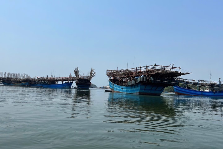 Tiếp cận, cứu nạn tàu cá hư hỏng đang thả trôi trên biển