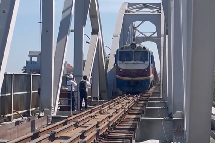 Thông tuyến đường sắt Bắc - Nam sau sự cố tàu thủy đâm cầu Ghềnh