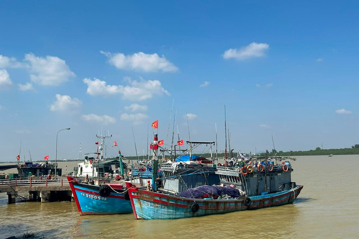 Những cạm bẫy từ việc nhẹ lương cao bên kia biên giới